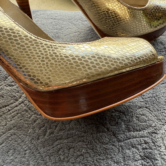 Michael Kors Gold Peep Toe Women's Shoes - Picture 4 of 8